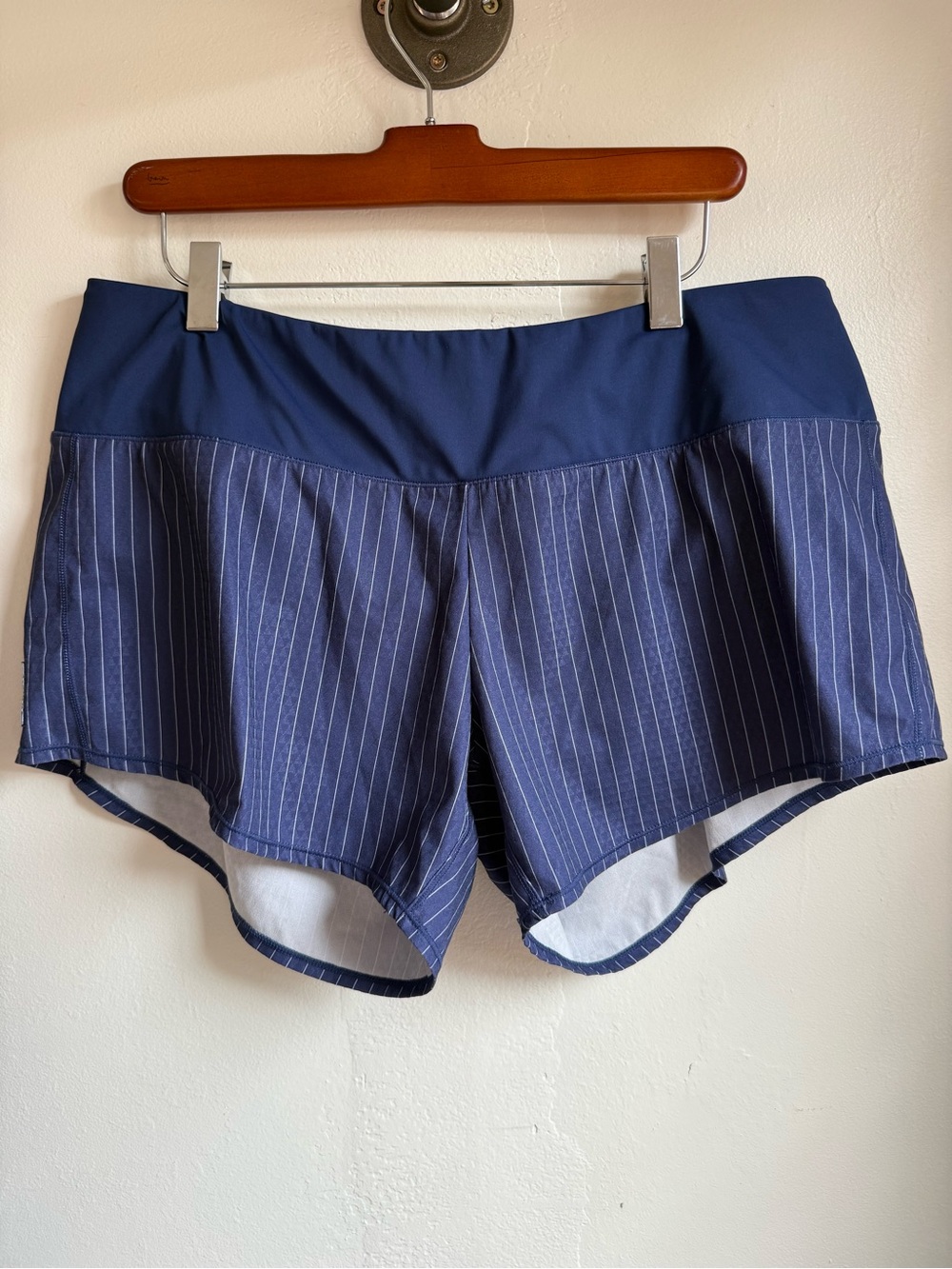 Oiselle Roga Shorts Women's size 12 Patterned Running Shorts with zip pocket
